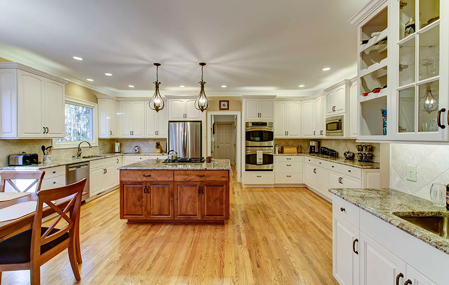 Soft 3/4" Arch (153) and Square 3/4" Raised (151) Panel Doors were paired together beautifully in this kitchen.