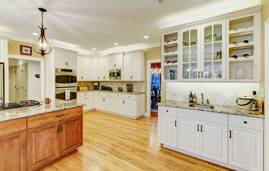 Soft 3/4" Arch (153) and Square 3/4" Raised (151) Panel Doors were paired together beautifully in this kitchen.