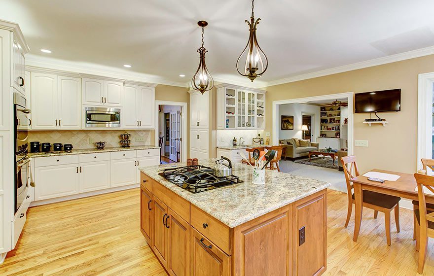 Soft 3/4" Arch (153) and Square 3/4" Raised (151) Panel Doors were paired together beautifully in this kitchen.