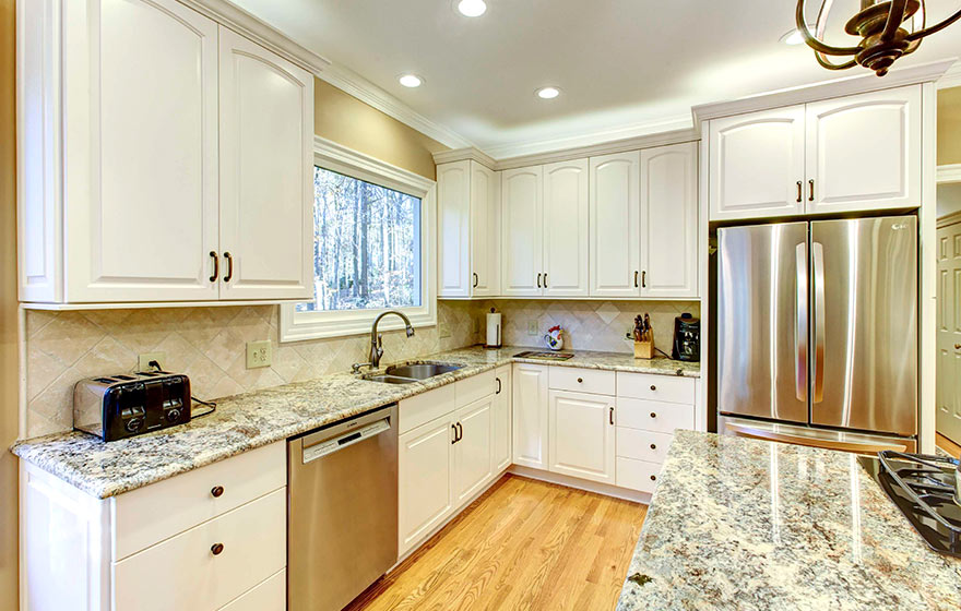 Soft 3/4" Arch (153) and Square 3/4" Raised (151) Panel Doors were paired together beautifully in this kitchen.