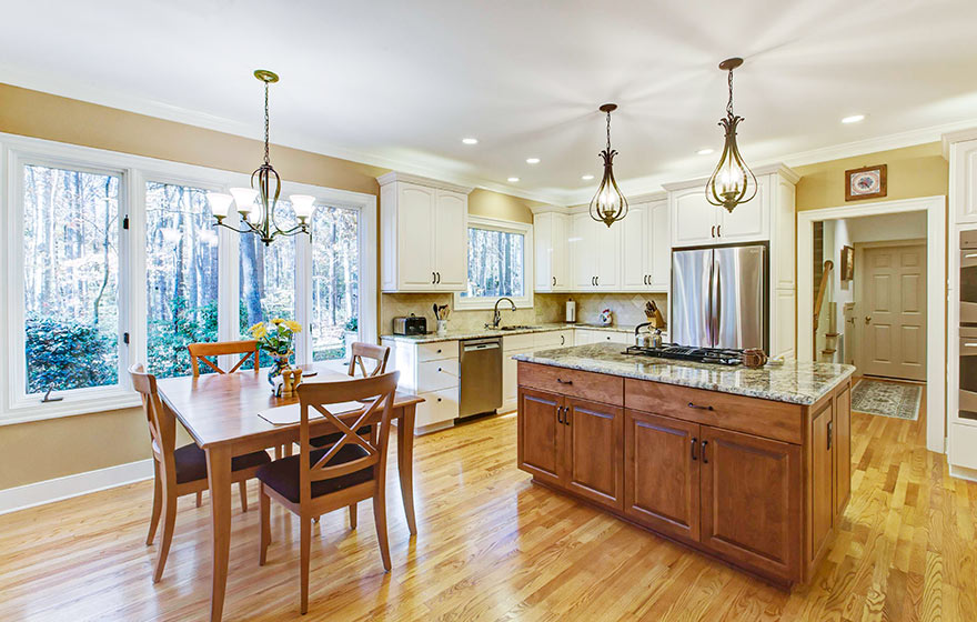 Soft 3/4" Arch (153) and Square 3/4" Raised (151) Panel Doors were paired together beautifully in this kitchen.