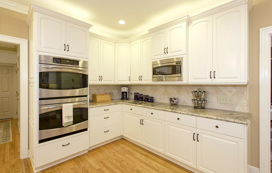 Soft 3/4" Arch (153) and Square 3/4" Raised (151) Panel Doors were paired together beautifully in this kitchen.