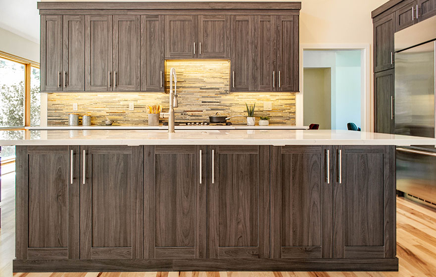 Stylish and sleek, this textured melamine kitchen provides a perfect place to gather and celebrate. 