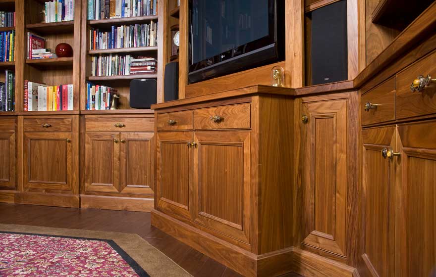 Rich and appealing Walnut with naturally beautiful dark tones is a perfect choice to create a relaxing library setting in a home office. 