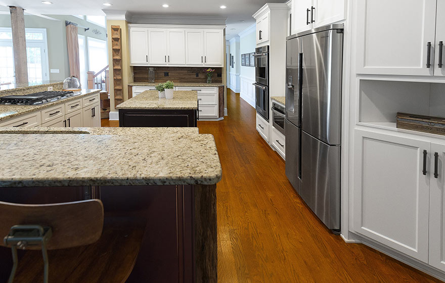 The simplistic Artesia 3/4" (406) Door pairs well with the rustic reclaimed wood used throughout the kitchen. 