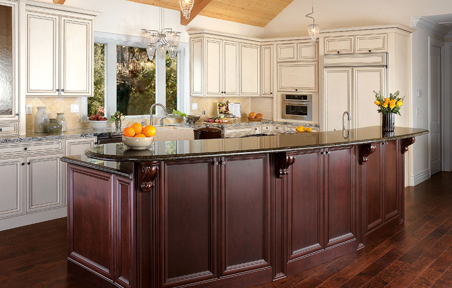 The Wilmington 7/8" (541) Door is used with two different finishes to offset the island from the wall cabinets, creating a truly beautiful space.