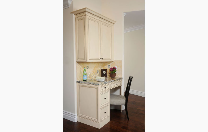 The Wilmington 7/8" (541) Door is used with two different finishes to offset the island from the wall cabinets, creating a truly beautiful space.