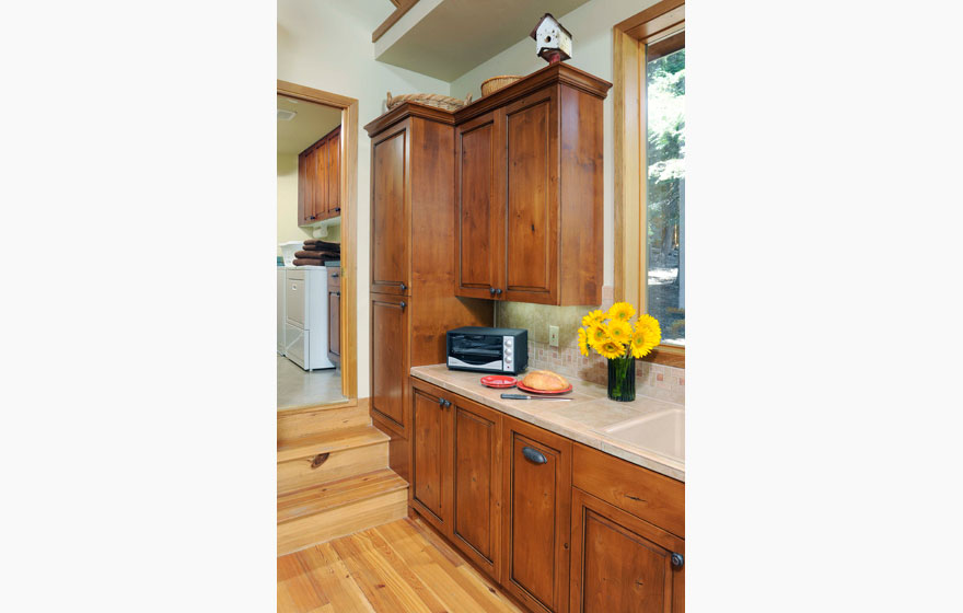 This dramatic refacing job transformed the kitchen of this mountain cabin to better fit its home design and natural surroundings.