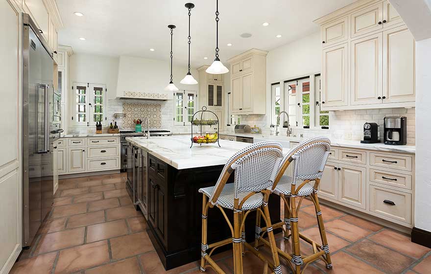 An eye pleasing combination of patterns, textures, and colors come together in this welcoming Revere 3/4" (800) kitchen.