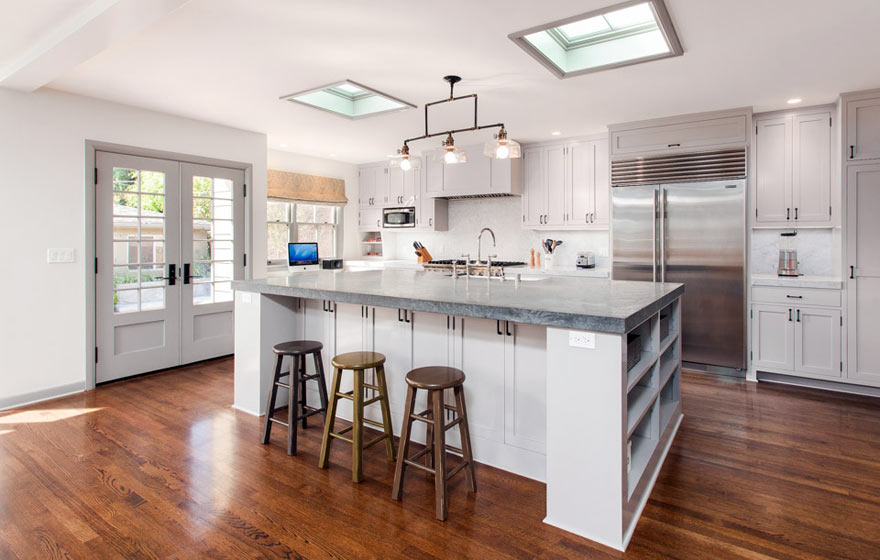 A perfect setting for a gathering crowd, this kitchen keeps clean lines and classic colors.