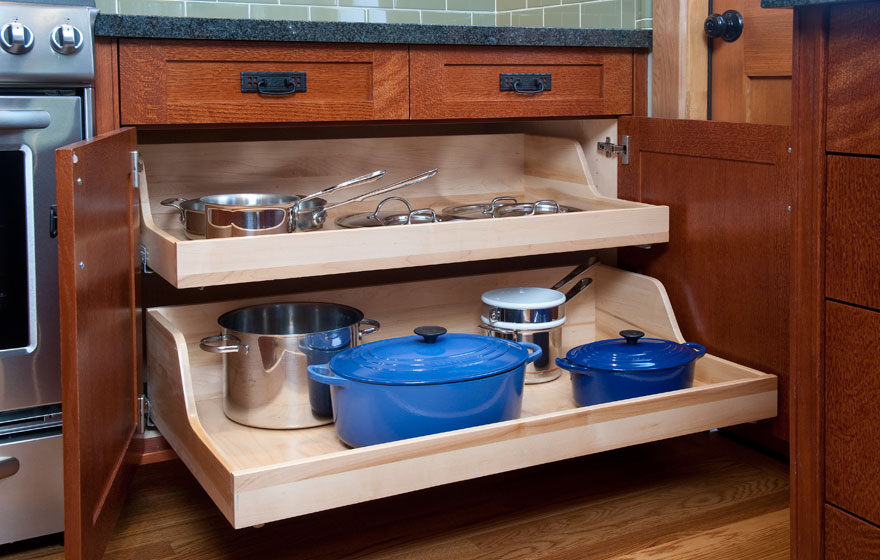 Craftsman style kitchen with Shaker 3/4" (831) Doors with a modified 3" frame in Quarter Sawn Red Oak using Streamline® RTA Cabinet Components.