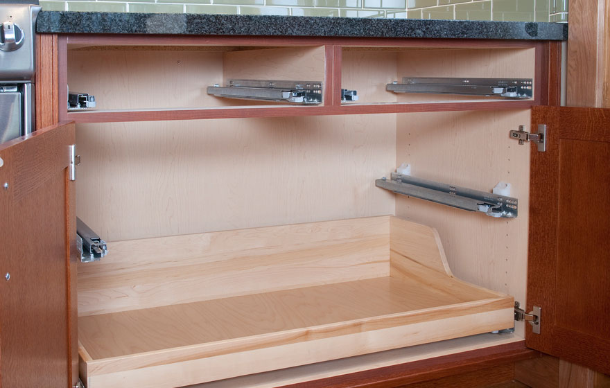 Craftsman style kitchen with Shaker 3/4" (831) Doors with a modified 3" frame in Quarter Sawn Red Oak using Streamline® RTA Cabinet Components.