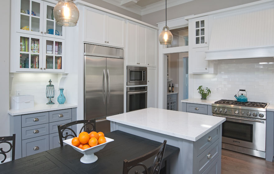 Perfectly paired white and grey paint bring stunning elegance to this Durango 3/4" (834) kitchen.