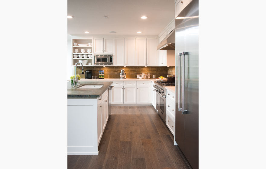 The perfect space for entertaining and relaxing, this kitchen features a timeless Durango 3/4" (834) Door and a cool, calming color palette.