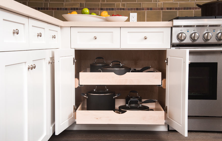 The perfect space for entertaining and relaxing, this kitchen features a timeless Durango 3/4" (834) Door and a cool, calming color palette.