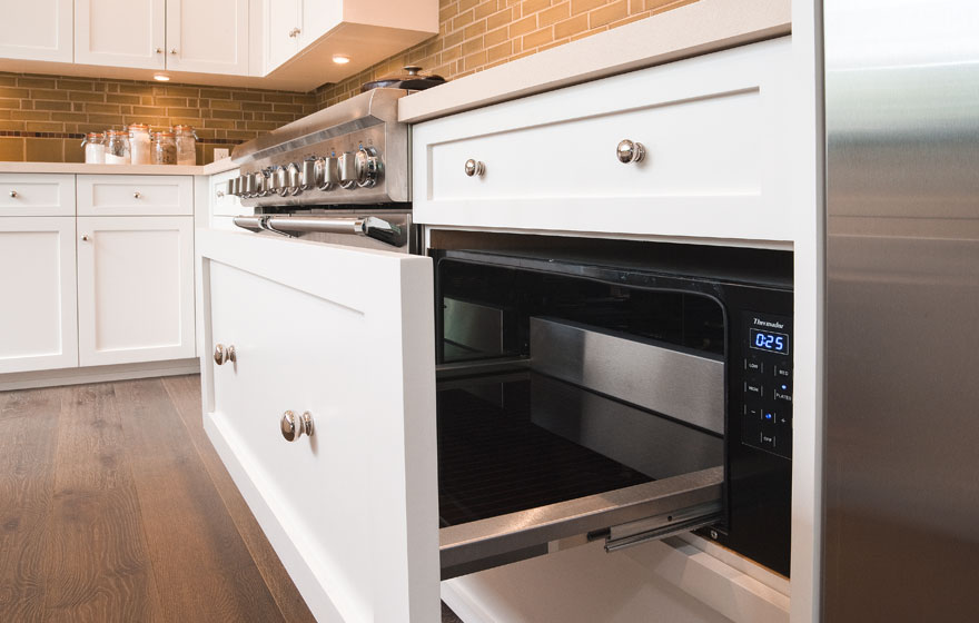 The perfect space for entertaining and relaxing, this kitchen features a timeless Durango 3/4" (834) Door and a cool, calming color palette.