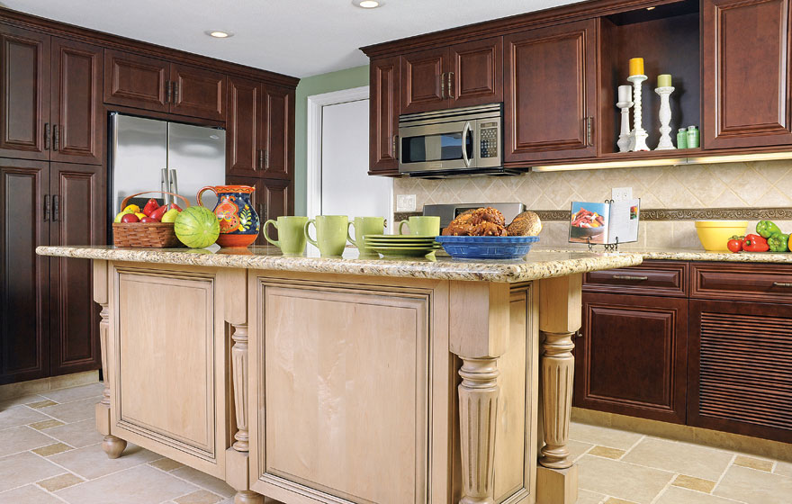 The Ponderosa 3/4" (839) Door in both Beech and Maple makes a unique canvas for this beautiful kitchen.