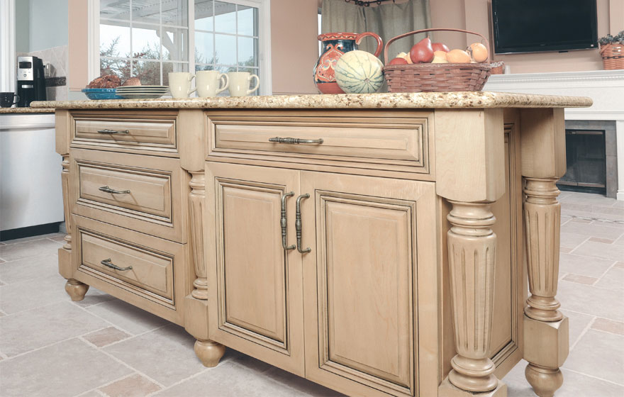 The Ponderosa 3/4" (839) Door in both Beech and Maple makes a unique canvas for this beautiful kitchen.