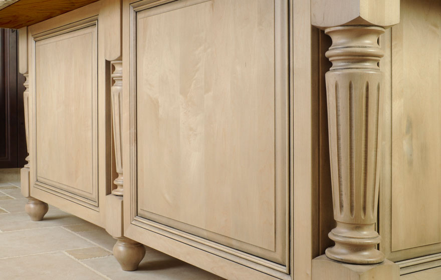 The Ponderosa 3/4" (839) Door in both Beech and Maple makes a unique canvas for this beautiful kitchen.