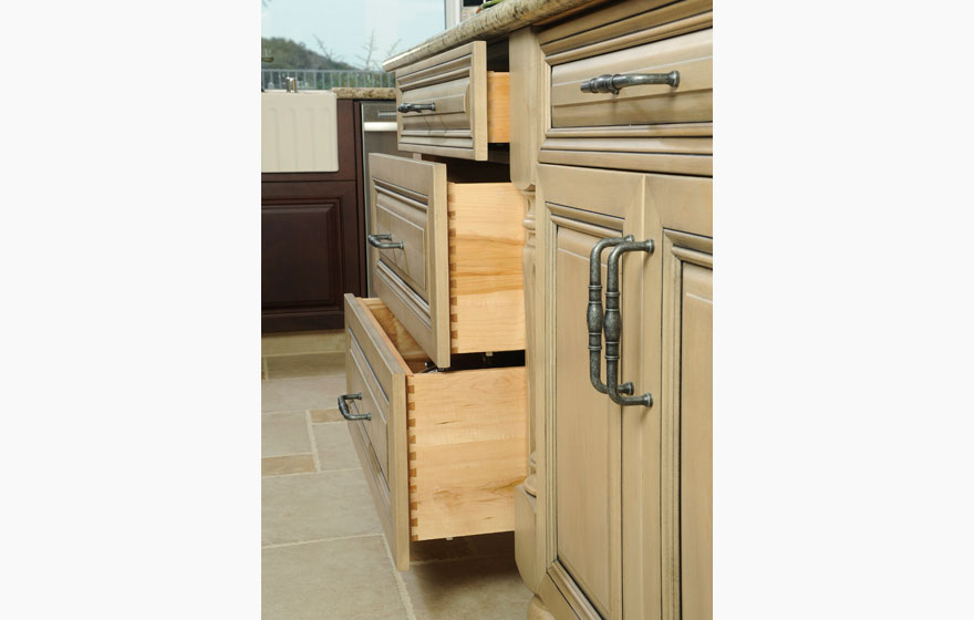 The Ponderosa 3/4" (839) Door in both Beech and Maple makes a unique canvas for this beautiful kitchen.