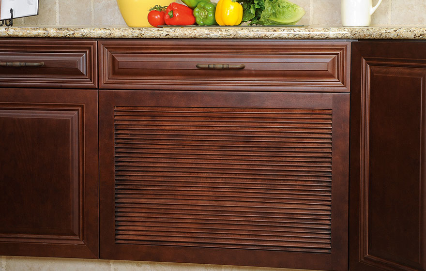 The Ponderosa 3/4" (839) Door in both Beech and Maple makes a unique canvas for this beautiful kitchen.