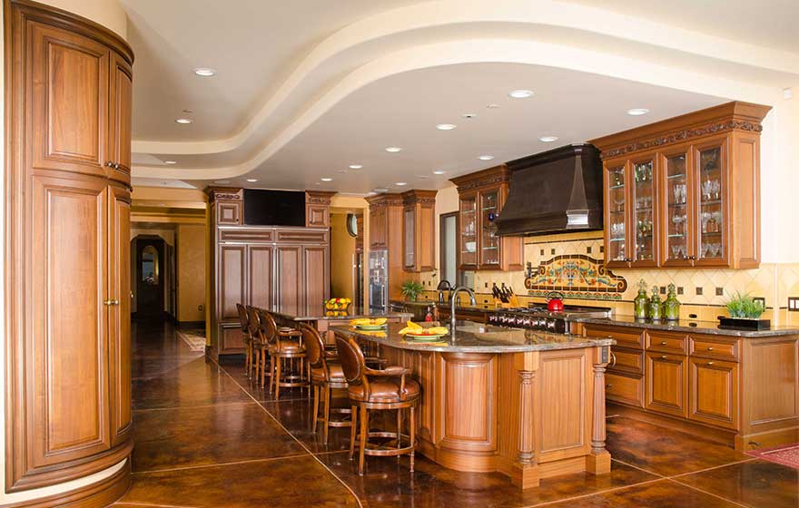 The Ponderosa 3/4" (839) door's curves highlight the beautiful natural color and grain of the Sapele material in this custom kitchen.