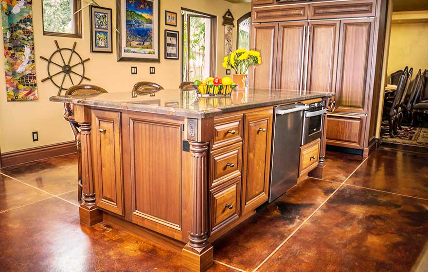 The Ponderosa 3/4" (839) door's curves highlight the beautiful natural color and grain of the Sapele material in this custom kitchen.