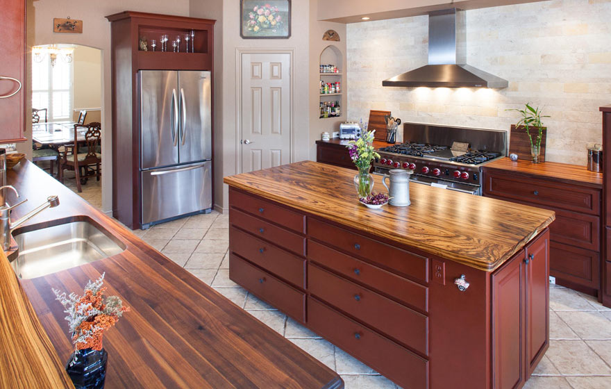 Add a twist to a traditional style kitchen by using an unexpected door style like the Canyon 3/4" (920), along with the classically traditional Heritage 3/4" (805) Door.